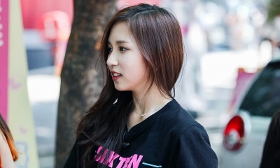 Mina tên thật là Myoui Mina, sinh năm 1997 và đến từ Nhật Bản. Cô gái này thu hút sự chú ý nhờ khuôn mặt xinh đẹp, nụ cười tỏa năng và vũ đạo sexy.