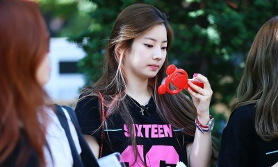 Trước khi tham gia Sixteen, Dahyun (1998) đã rất nổi tiếng với