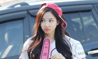Sinh năm 1995, Nayeon là chị cả trong Sixteen. Dù chưa ra mắt, nhưng mới đây, trên Pann, Nayeon đã khiến nhiều fan bàn tàn sôi nổi về vẻ đẹp rạng rỡ, khiến nhiều người liên tưởng tới Sulli f(x) và Sandara (2NE1).