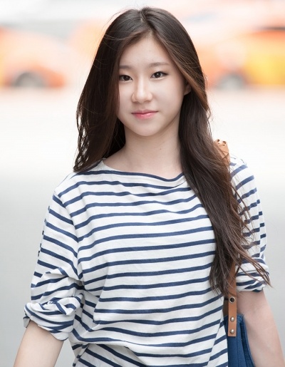Chaeryeong (2001) từng tham gia Kpop Star bởi vậy cô bé đã sớm nổi tiếng. Dù còn nhỏ tuổi nhưng Chaeryeong khiến không ít tiền bối phải thán phục trước khả năng nhảy điêu luyện.
