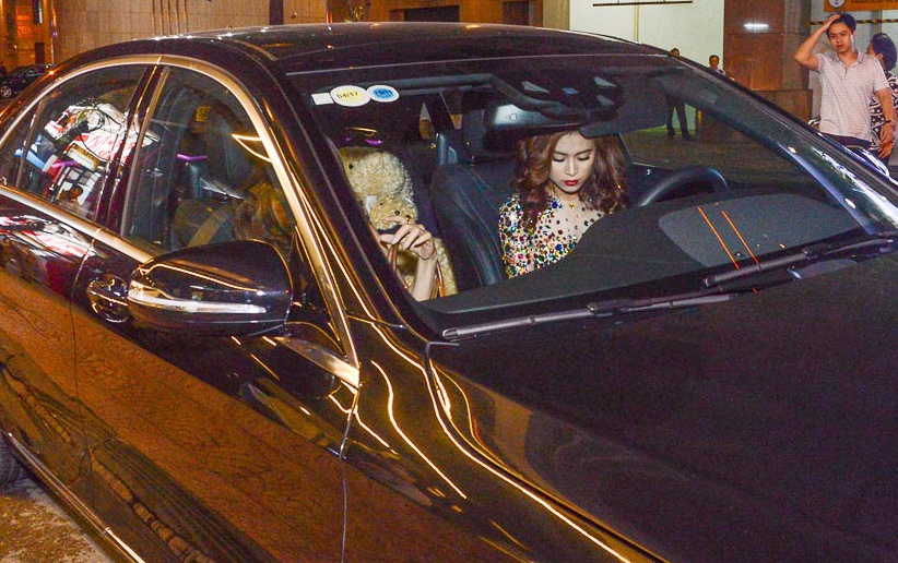 Hoang Thuy Linh lai xe tien ty di su kien hinh anh