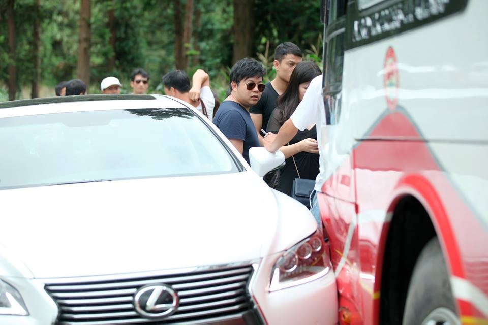 Chiếc Lexus chở Quang Lê chỉ bị xây xát nhẹ.