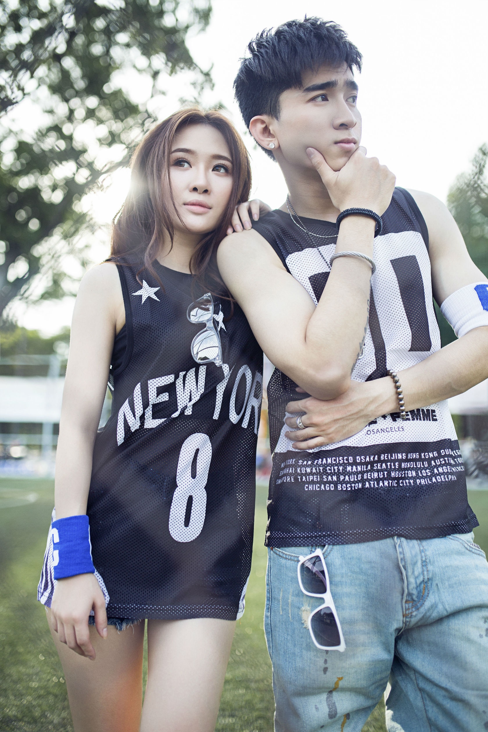 Trong vai nam chính, Chi Dân đã phải quay lại những cảnh gần gũi với bạn diễn Ngọc Anh vì cả 2 rất bối rối và ngượng ngùng trong màn cầu hôn. Với những phân đoạn ôm hôn, anh và hot girl diễn khá tự nhiên nhưng tới cảnh quan trọng, cả 2 đều quay mặt đi. Sau nhiều lần diễn không đạt, đạo diễn MV đã “lớn tiếng” với Chi Dân. Ngượng và tức vì bị ăn mắng, nam ca sĩ thực hiện lại một lần nữa và được đạo diễn gật đầu ngay.