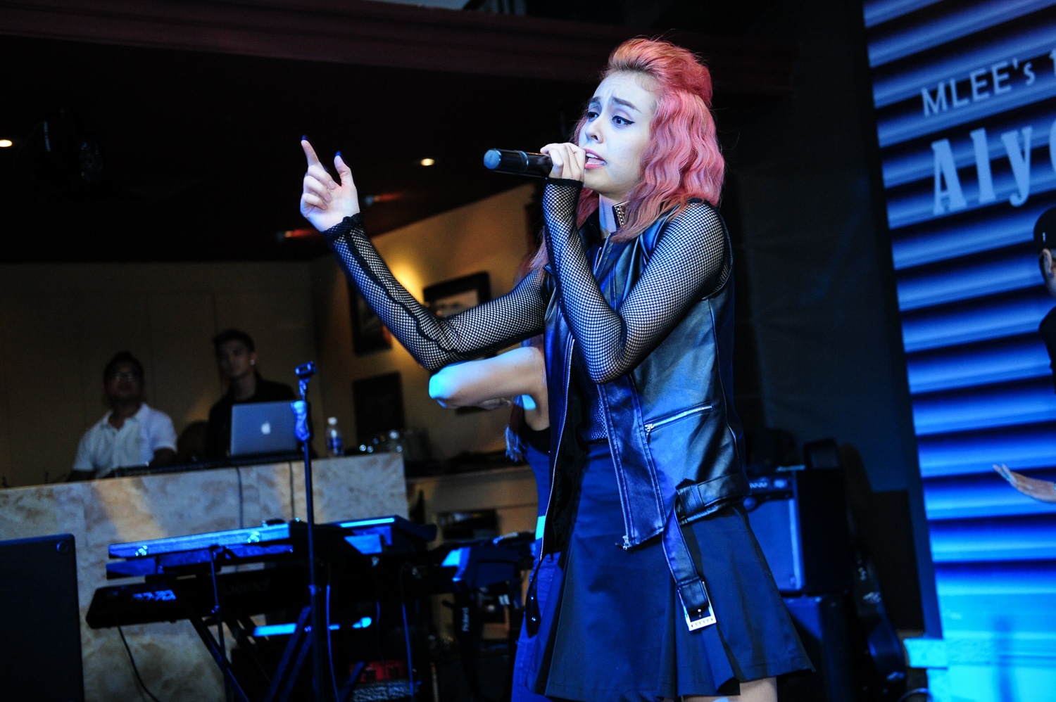 Bạn gái Cường Seven mạnh dạn lên mở đầu buổi tiệc bằng màn đọc rap ấn tượng. MLee còn thể hiện những ca khúc như I Can Do, I Like You... trên sân khấu.