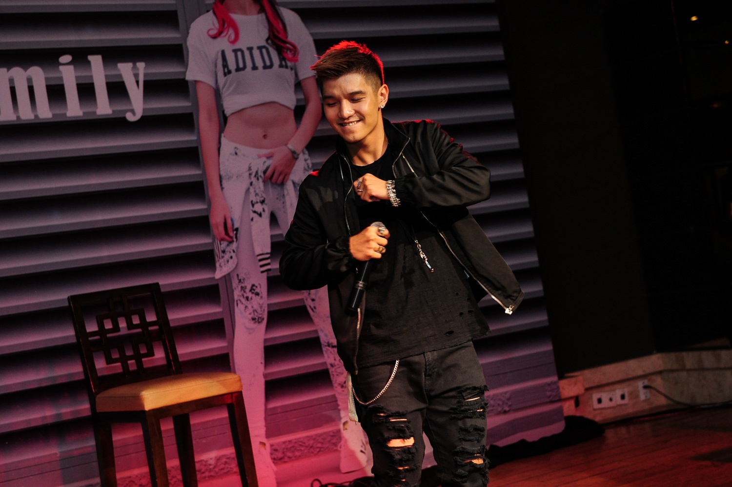 Cường Seven trổ tài vũ đạo và ca hát trong buổi tiệc. Hot boy Hà thành từng tiết lộ, giữa anh và người yêu có rất nhiều điểm chung, nhất là sự hòa hợp trong tính cách. Thế nên dù yêu xa, họ vẫn luôn tin tưởng nhau, không bao giờ nghi ngại đối phương.