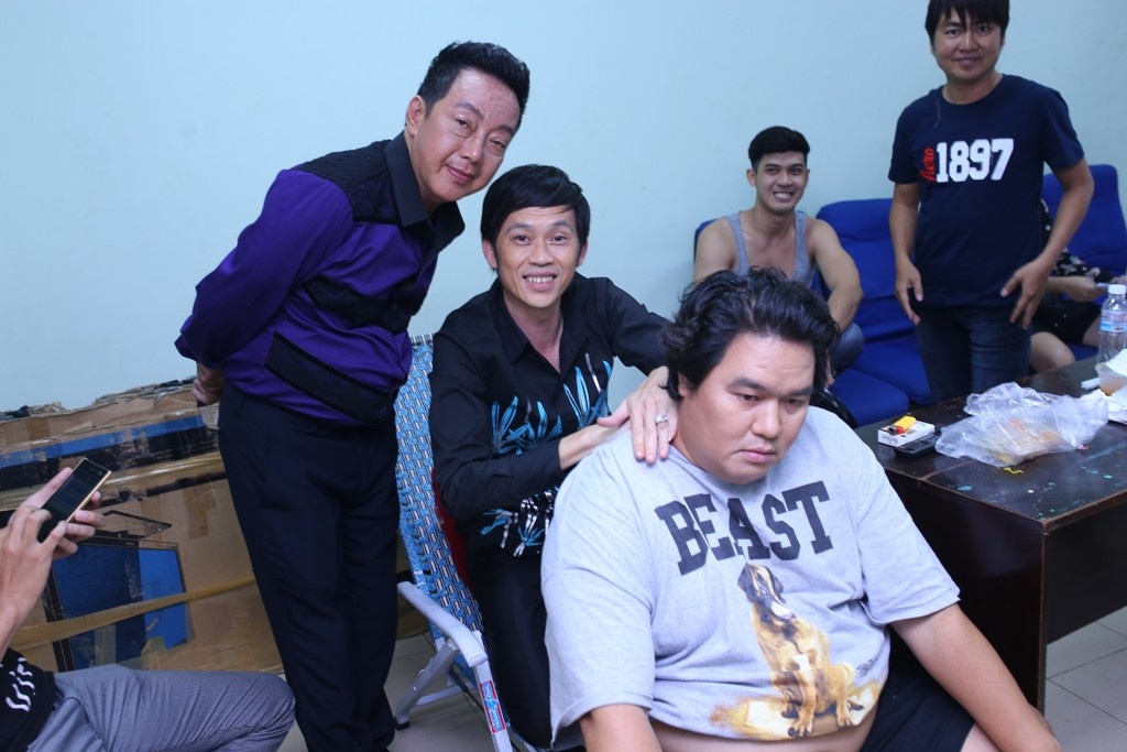 Ở mỗi tập phát sóng, sẽ có nhân vật nổi tiếng xuất hiện trong vai trò khách mời. Nhân vật này sẽ được “bộ tứ siêu đẳng” hát tặng một ca khúc giống với màn chào đầu của Người bí ẩn. Sau đó họ sẽ trở thành thành viên thứ 5 của nhóm để thực hiện những thử thách của Hoài Linh.