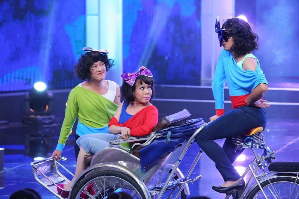 Sau khi 3 phiên bản bị lỗi của Thu Minh làm khán giả cười ngất ngây, Hoài Linh xuất hiện với thử thách đầu tiên có tên gọi Kỳ cục án. Trấn Thành được chỉ định vào vai mụ đàn bà lớn tuổi chưa chồng tên Tình, tính cách rất chua ngoa, đanh đá. Bà Tình bị mất con gà nên chửi hàng xóm te tua. 