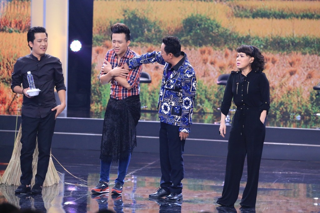 Khánh Nam vào vai một gã đàn ông đem lòng si mê bà Tình còn Trường Giang được chỉ định trở thành người bị nghi ăn cắp con gà. Danh hài Việt Hương phải vào vai ông luật sư. Luật chơi bắt buộc Trấn Thành và Việt Hương phải hoán đổi giới tính. Cả 2 nhanh chóng nhập vai, với tài ăn nói, MC điển trai rất phù hợp với vai mụ già chua ngoa.