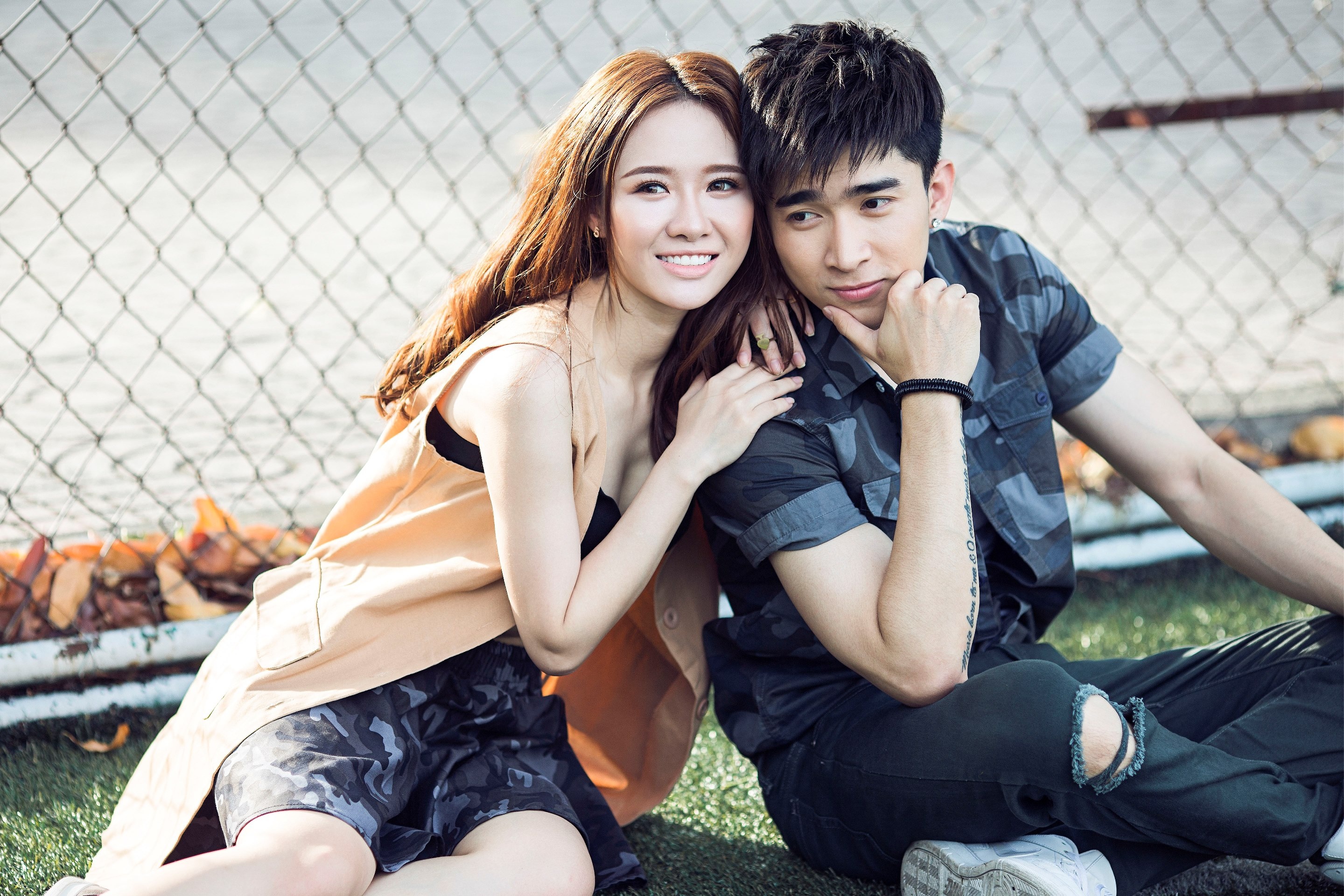 Sau một thời gian im ắng, Chi Dân vừa tung MV Làm vợ anh nhé dành tặng người hâm mộ. Trước đó, khi phát hành ca khúc này, nam ca sĩ nhận được những phản hồi tích cực. Chỉ trong một thời gian ngắn, Làm vợ anh nhé thu hút gần 14 triệu lượt nghe trên Zing Mp3 và có mặt tại bảng xếp hạng ca khúc. 