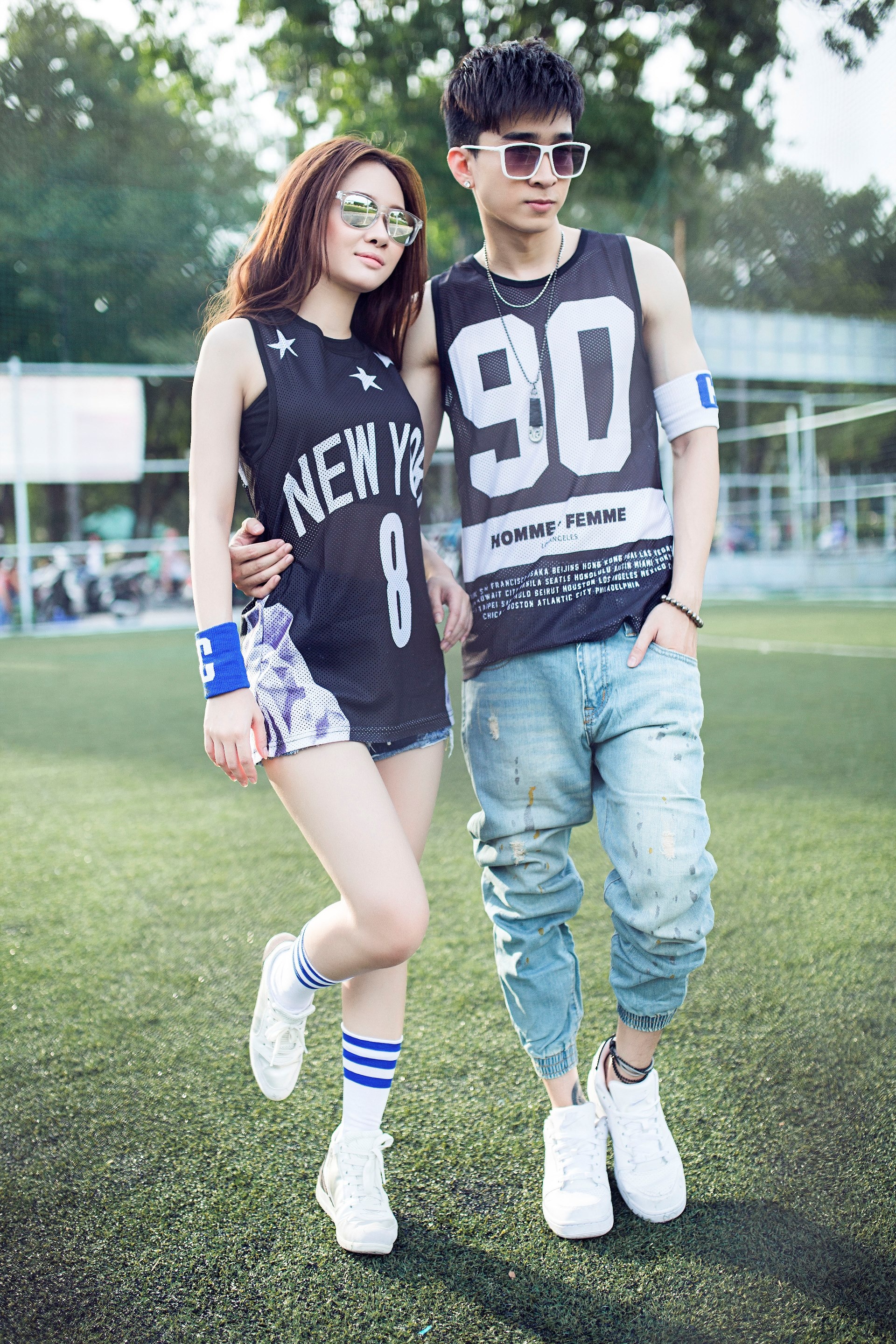 Với sức hút đó, Chi Dân dễ dàng đưa Làm vợ anh nhé lọt top 10 bảng xếp hạng MV của Zing Mp3. Ca sĩ điển trai tâm sự về MV: “Ngày nay, không phải đợi đến khi kết hôn, nhiều cặp đôi đã gọi nhau là vợ chồng lúc còn đang yêu. Đây có thể gọi là một xu hướng phổ biến và tôi thấy khá thú vị. Tôi muốn thực hiện MV như món quà ý nghĩa cho những ai đang yêu, sắp tỏ tình và cầu hôn bạn gái”. 