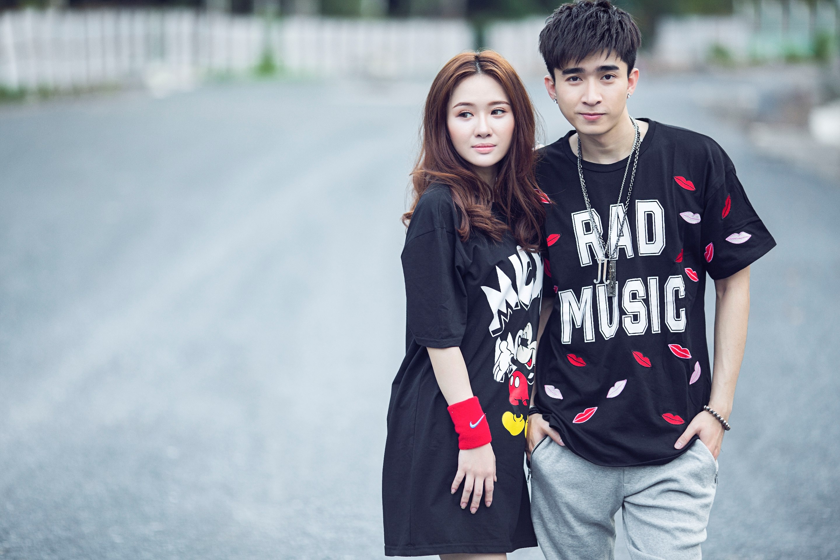 Vẫn hát về tình yêu nhưng lần này Chi Dân không đi vào lối mòn của chuyện tình tan vỡ, ảm đạm, thay vào đó, anh có một cái kết đẹp. Chi Dân cho biết, anh vốn rất cầu toàn nên tự lên ý tưởng và chọn bối cảnh quay MV. 