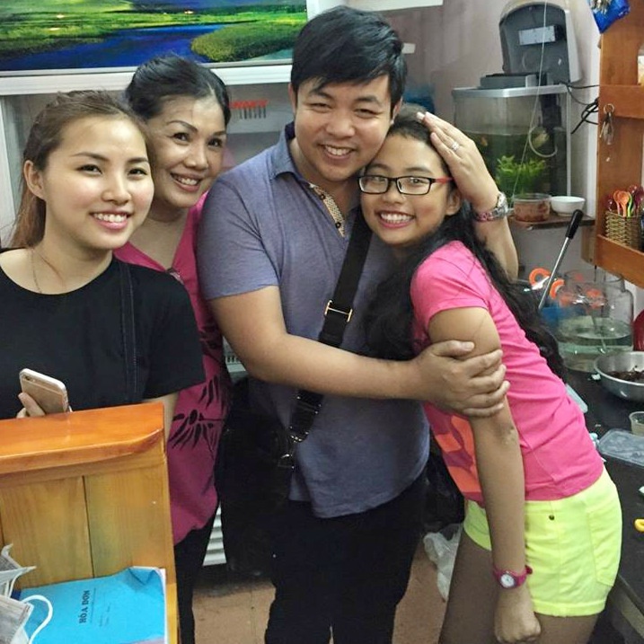 Quang Lê đến ủng hộ quán chè của cô con gái nuôi.