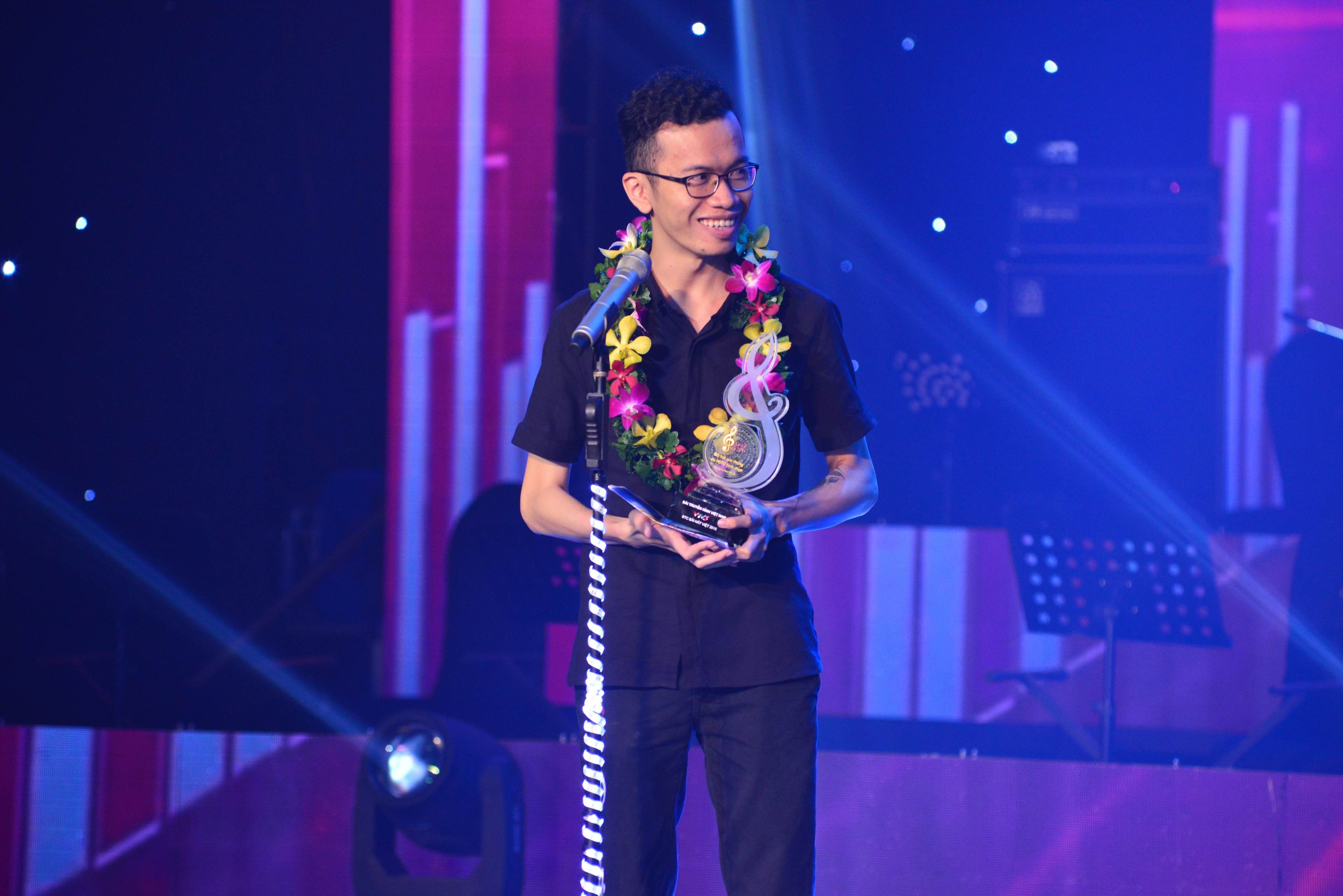 Giải thưởng Hòa âm phối khí hiệu quả nhất dành cho nhạc sĩ Thành Vương cũng qua ca khúc này.