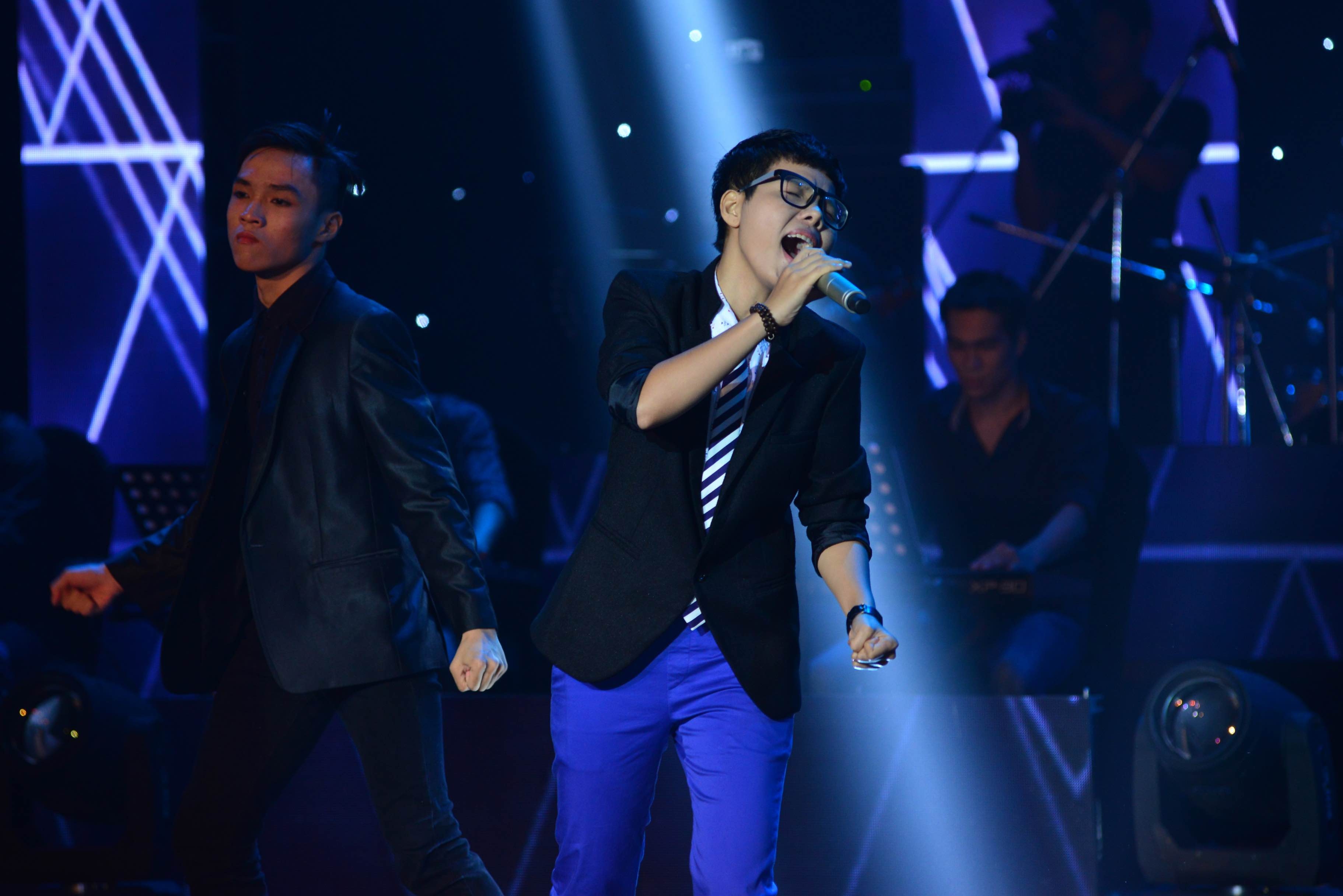 Mở màn chương trình, Vũ Cát Tường đã trình diễn lại ca khúc Phai – một trong những sáng tác đạt giải Bài hát của tháng 5 vừa qua. 