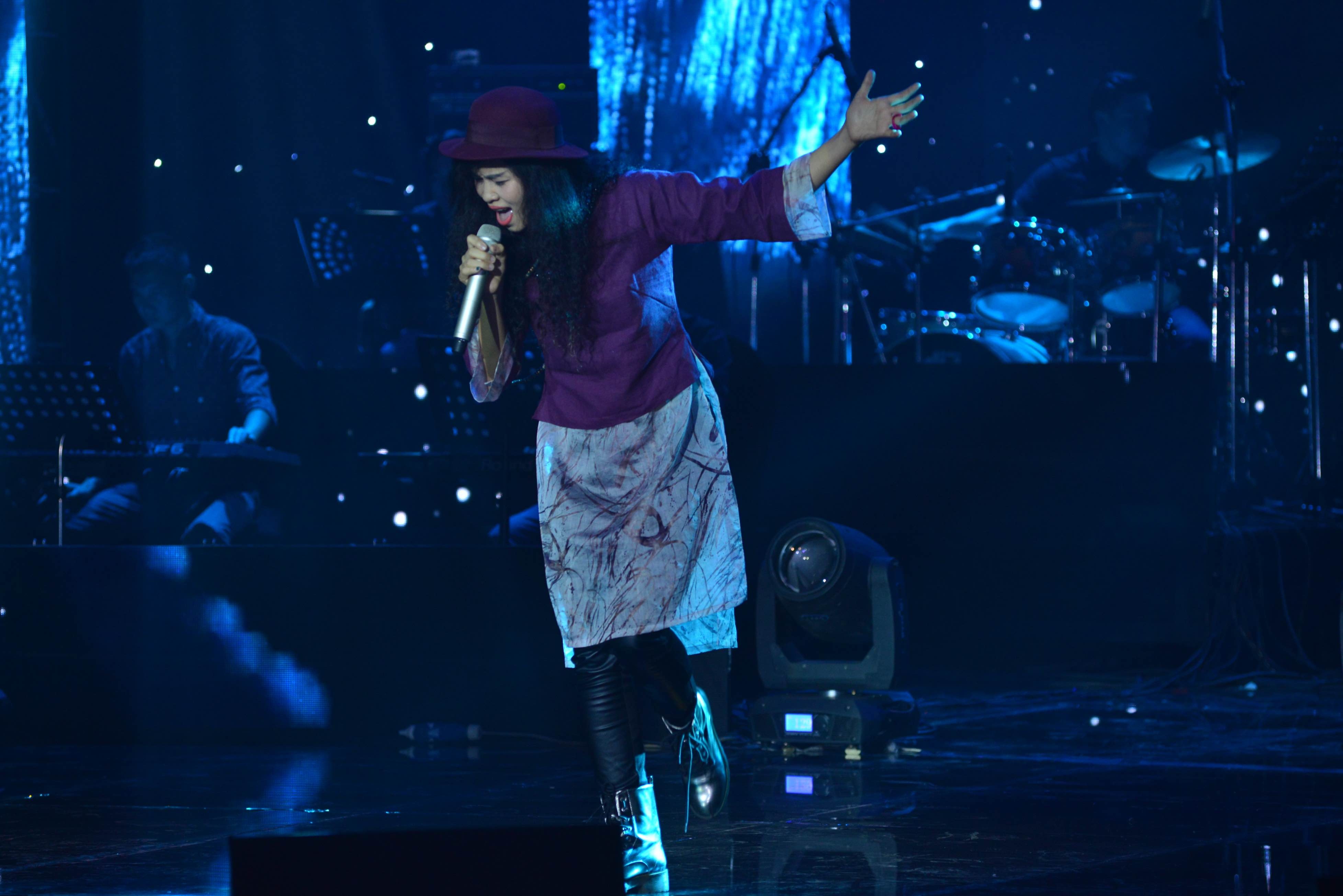 Ca khúc Đêm tàn đậm chất RnB của Lưu Quang Trung được viết vào năm 2012. Nội dung ca khúc viết về một tình yêu tan vỡ đầy nước mắt khi người con trai nhớ về bạn gái cũ. 