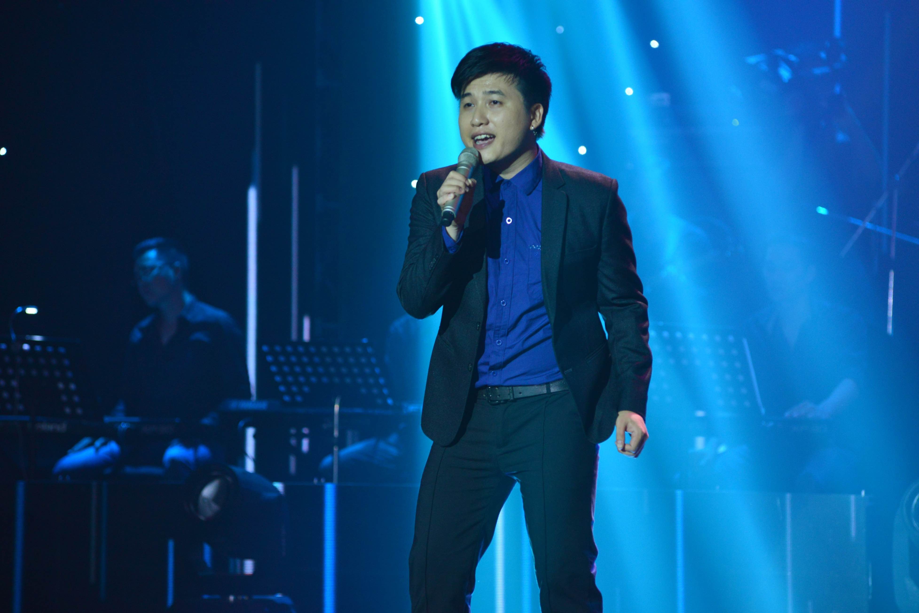 Tô Minh Đức đã thể hiện một sáng tác mới của tác giả quen thuộc Phạm Hải Âu mang tên Chiếc hôn phớt. Nội dung ca khúc viết về tình yêu của một cặp nam nữ đang tràn ngập trong tình yêu với những hứa hẹn đầy mãnh liệt.