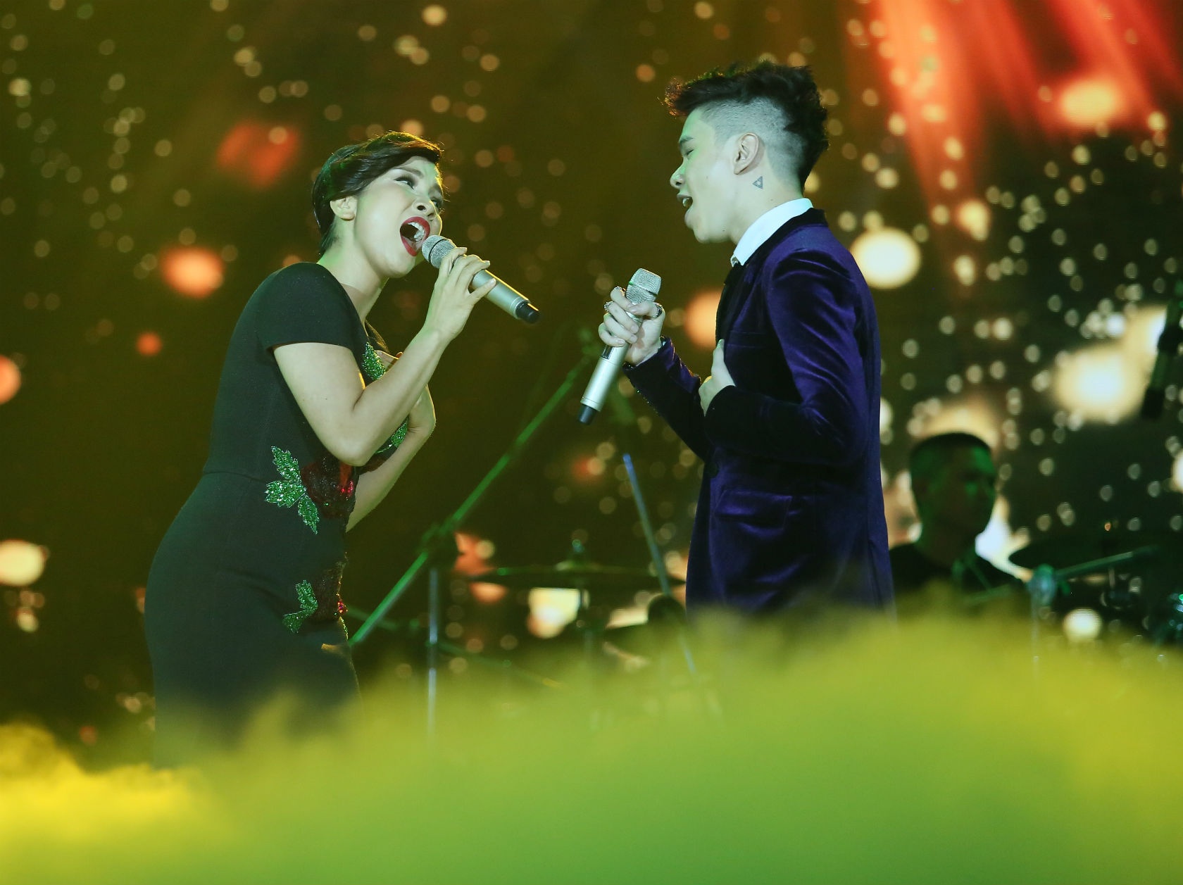 .... Hoàng Tôn ở phần song ca cùng giám khảo.