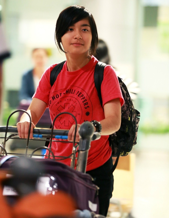 bé Nấm lại năng động và vui tươi với phong cách tomboy. Cả hai bé tỏ ra khá tự lập và chủ động, không phải nhờ bố mẹ phụ giúp trong việc bê đỡ hành lý. 