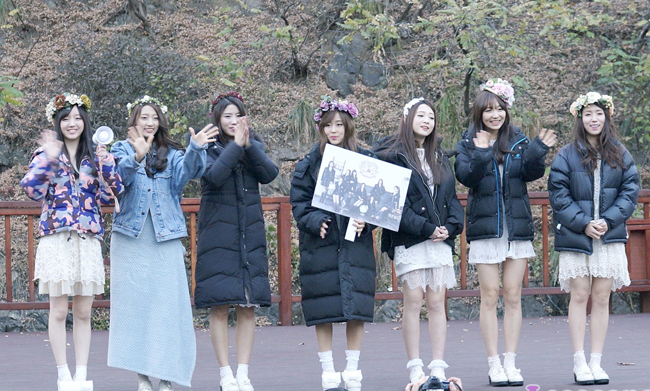 Lovelyz tuy mới ra mắt chưa đầy một năm song đã lọt top với 28.789 thành viên trong fancafe.