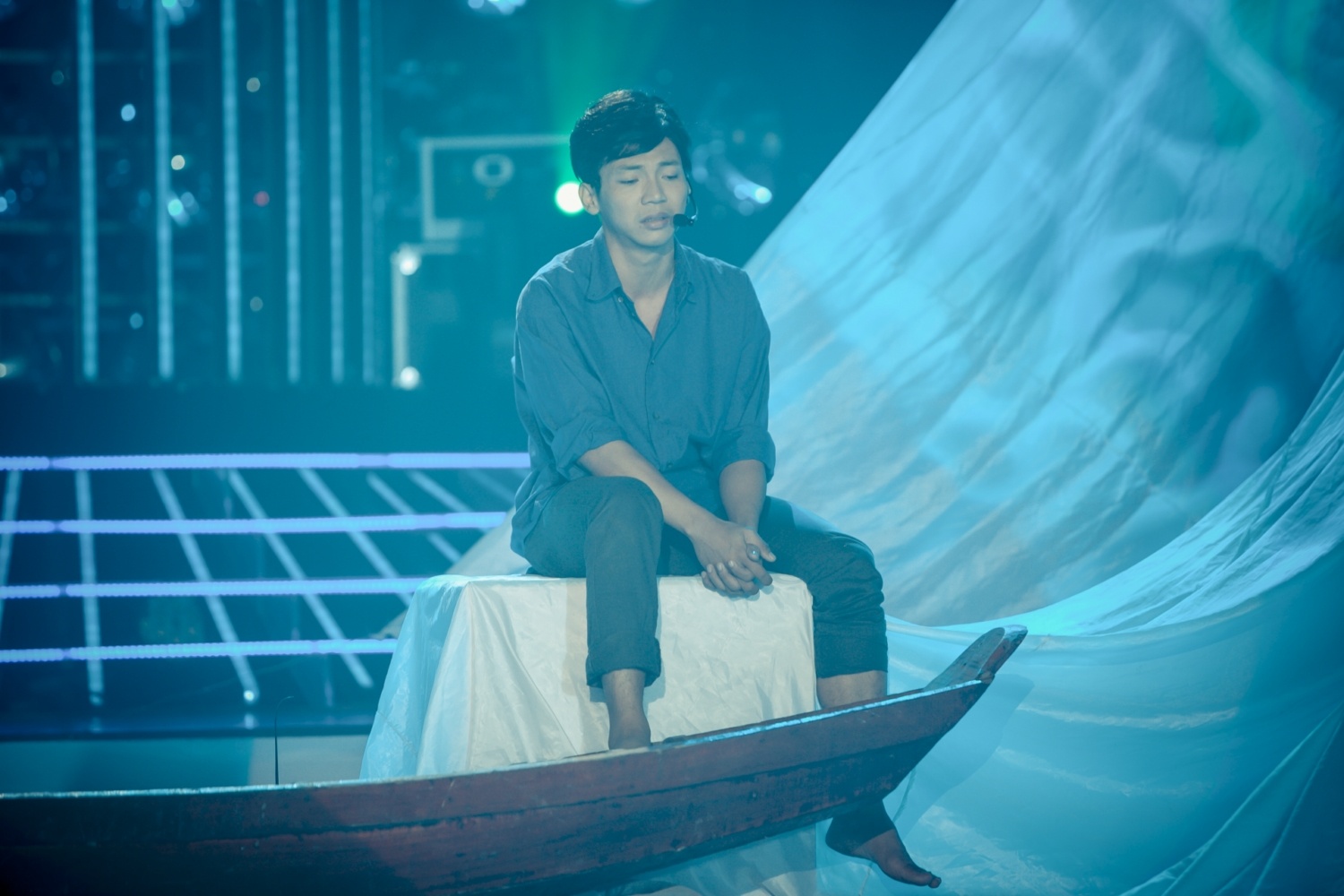 Hoài Linh cho rằng giọng hát Dương Ngọc Thái có ảnh hưởng từ Ngọc Sơn nhưng Mai Quốc Việt làm chưa ra nét đặc trưng này. “Phù thủy giả giọng” cho biết, anh bị đau họng nên giọng khàn khàn, không giả thuyết phục như những tuần trước.