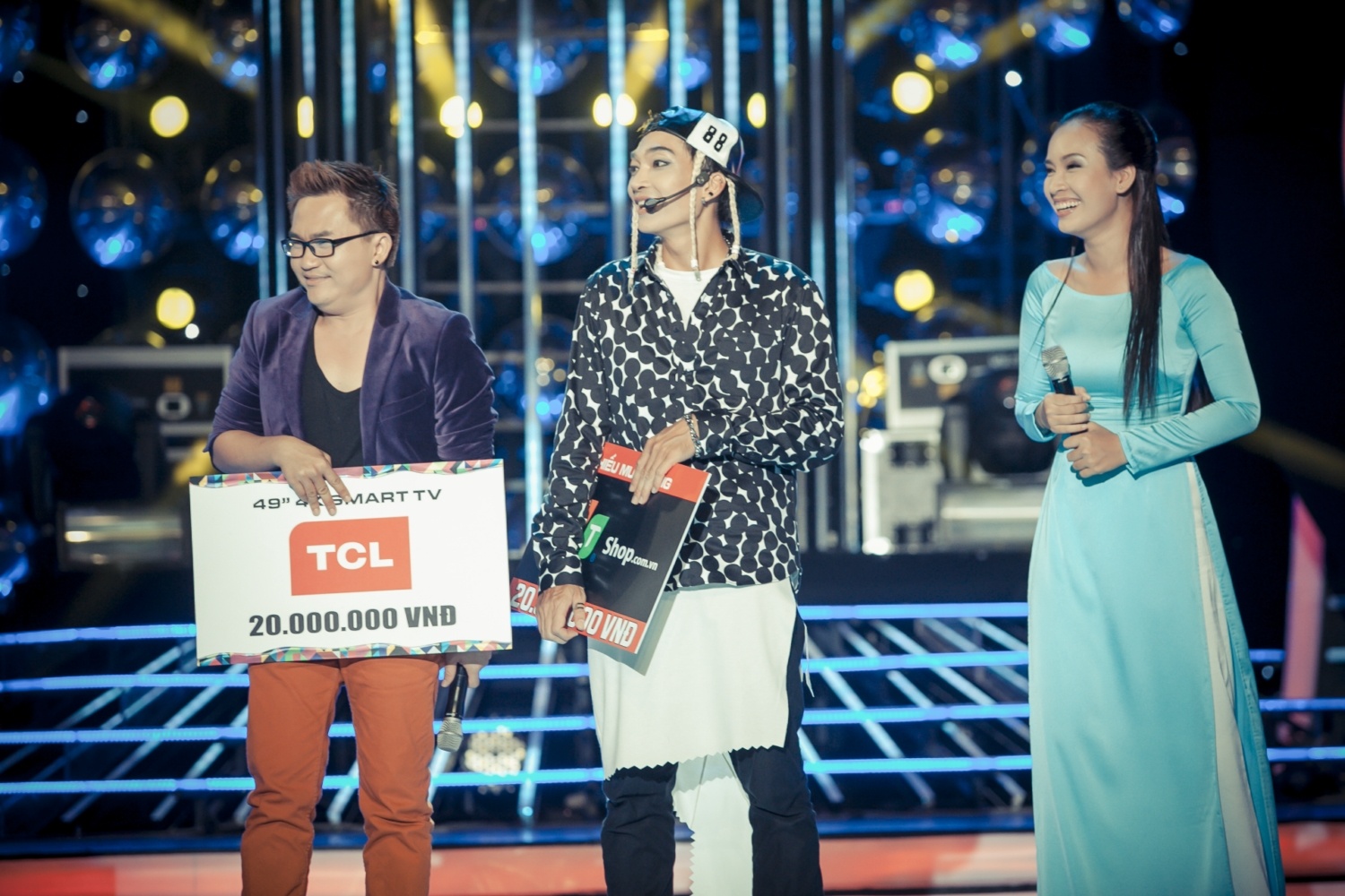 “Anh rất xứng đáng với chiến thắng này. Ai cũng biết suốt tuần qua anh đã miệt mài tập luyện thế nào. Nếu được, anh hãy dùng số tiền đó để… khao mọi người đi ăn”, Ái Phương làm cả khán phòng bật cười thích thú.