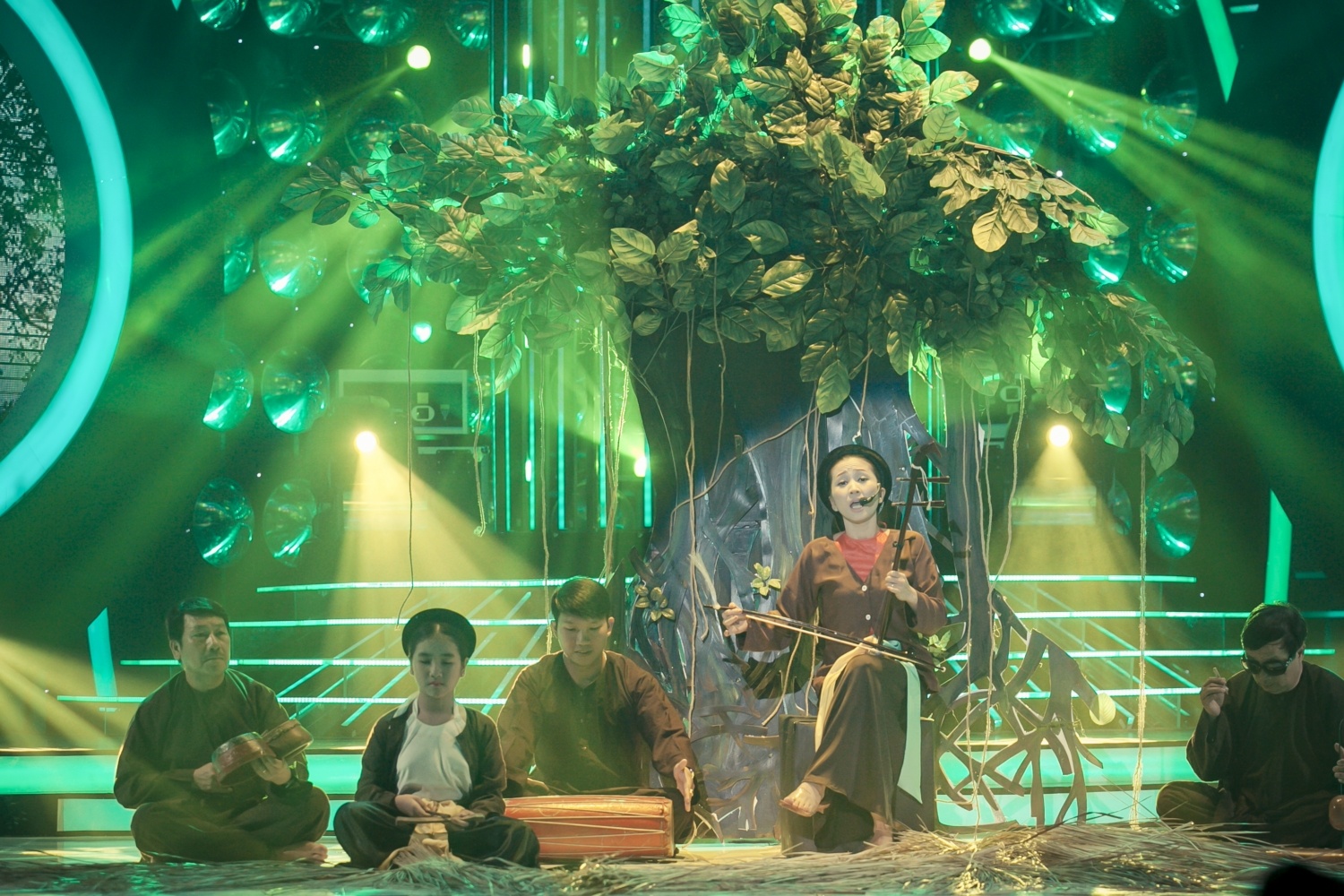 Ngọc Liên bốc thăm trúng Mai Tuyết Hoa với tác phẩm Giăng sáng vườn chè. Nữ ca sĩ hải ngoại thách thức bản thân với thể loại hát xẩm nên cô khá căng thẳng. Trong suốt bài hát, giám khảo Hoài Linh đã nhắm mắt lại để thưởng thức. Danh hài đánh giá cao nỗ lực của Ngọc Liên và khá hài lòng với tiết mục này.