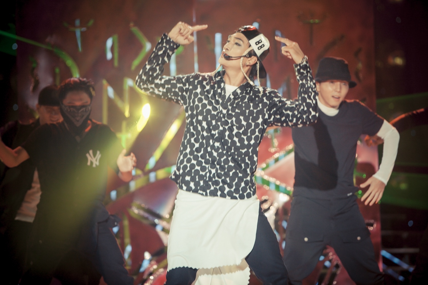 Khương Ngọc đóng giả Tae Yang với ca khúc Ringa Linga. Nam diễn viên sáng tạo thêm đoạn rap tiếng Việt để dành tặng bộ ba giám khảo. Mỹ Linh cho biết: “Tôi thích tiết mục của bạn nhất. Con trai tôi rất thích nhảy và nó phải mất một thời gian dài mới nhảy nhuần nhuyễn nhưng bạn chỉ cần 3 ngày đã làm rất tuyệt vời”.