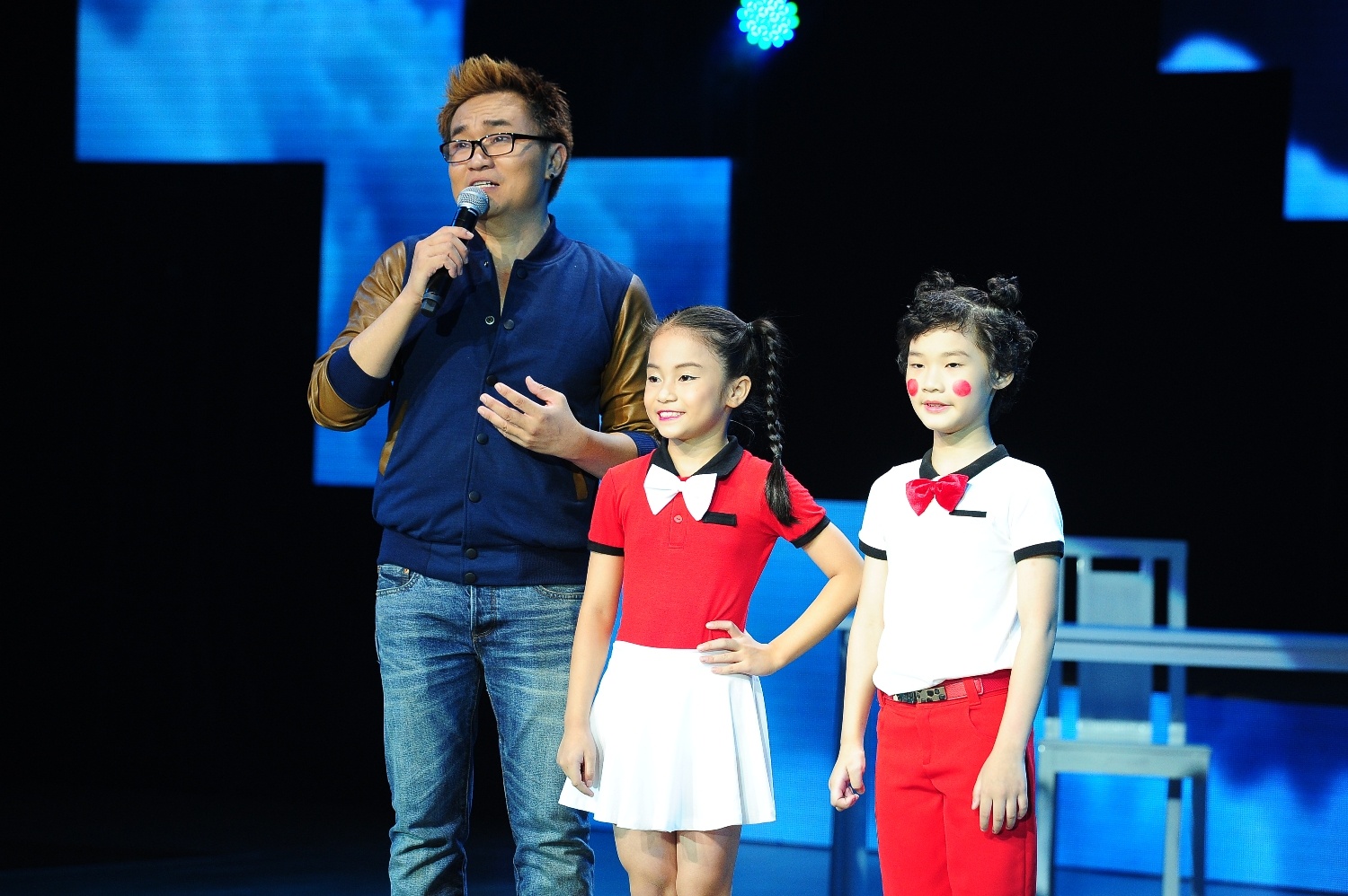 Với sở trường dance sport, cặp đôi Hà My - Như Minh khiến bộ ba giám khảo phải bấm nút chọn. Tuy nhiên, tất cả đều chọn bé trai vì ngoại hình sáng sân khấu và tinh thần nhảy múa của em. Đoan Trang an ủi cô bé 10 tuổi: 