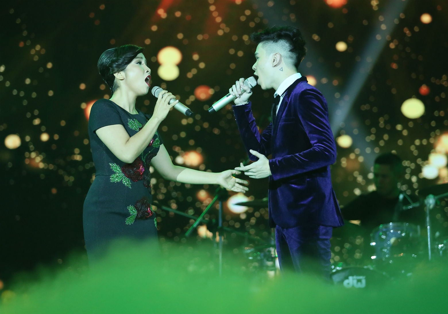 Sang phần thi song ca cùng giám khảo, Hoàng Tôn và Mỹ Linh dìu dắt và nâng đỡ nhau để tỏa sáng trong ca khúc Whenever you call đình đám của Whitney Houston và Brian Mcknight.