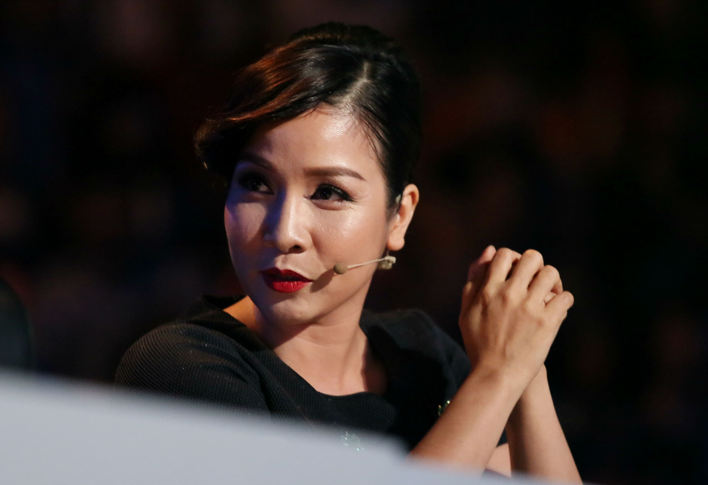 Tuy nhiên, diva xinh đẹp khiêm tốn phát biểu: “Tôi thật sự không dám nhận Hoàng Tôn là học trò bởi vì tôi không đủ tài năng để dạy em. Tôi muốn gọi em ấy là đồng nghiệp hơn. Tôi nói thật, tôi chưa bao giờ hết thích Hoàng Tôn cả. Tôi mong thế hệ trẻ sẽ có thêm nhiều người như em để thay đổi nền âm nhạc Việt Nam”.