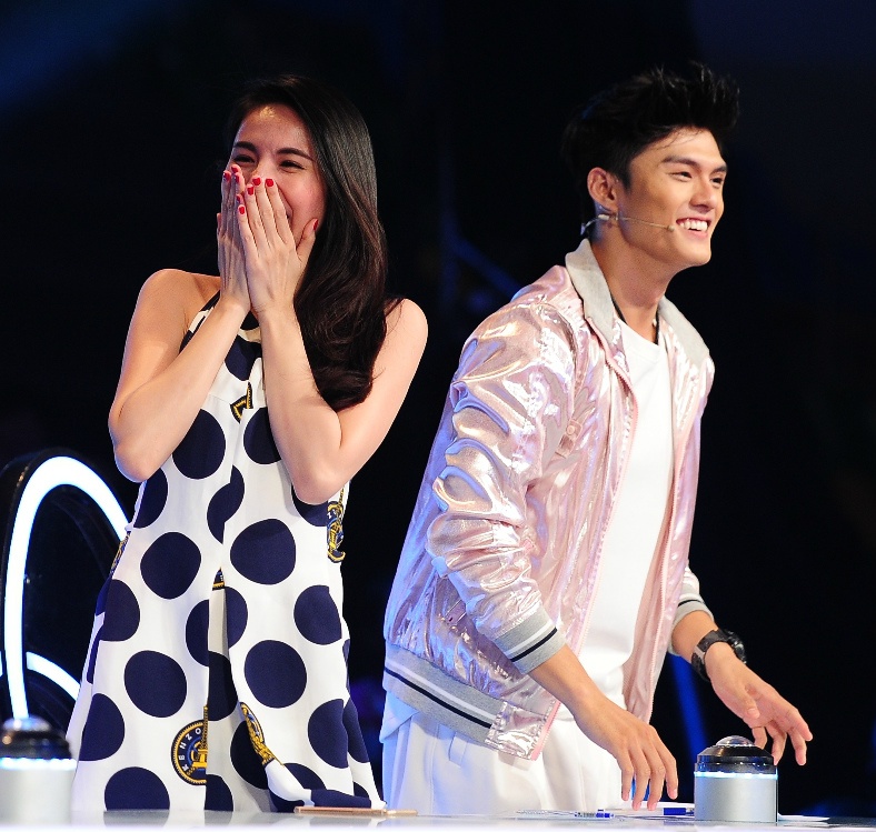 Thủy Tiên cũng bước vào cuộc chiến giành giật: “Cô rất mong con về đội của cô, vì con đẹp trai như chú Lâm Vinh Hải, đội này sẽ phù hợp hơn đội bên kia. Đội kia có tấm lòng, cô chú có nhan sắc và tài năng”. Kết quả, Trung Hiếu chọn nữ ca sĩ Kiss Me khiến Đoan Trang liên tục đập đầu xuống bàn vì tiếc.