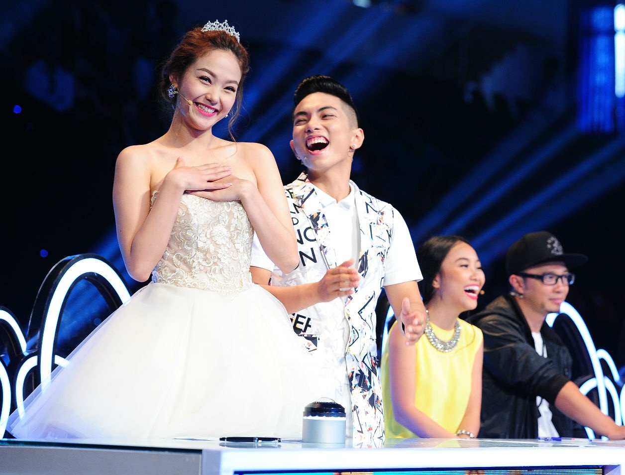 Minh Hằng thuyết phục: “Cô đặc biệt ấn tượng với bạn nam, con có ngoại hình rất dễ thương. Cô mong con hãy về với đội cô để chú Phan Hiển giúp con phát triển”.