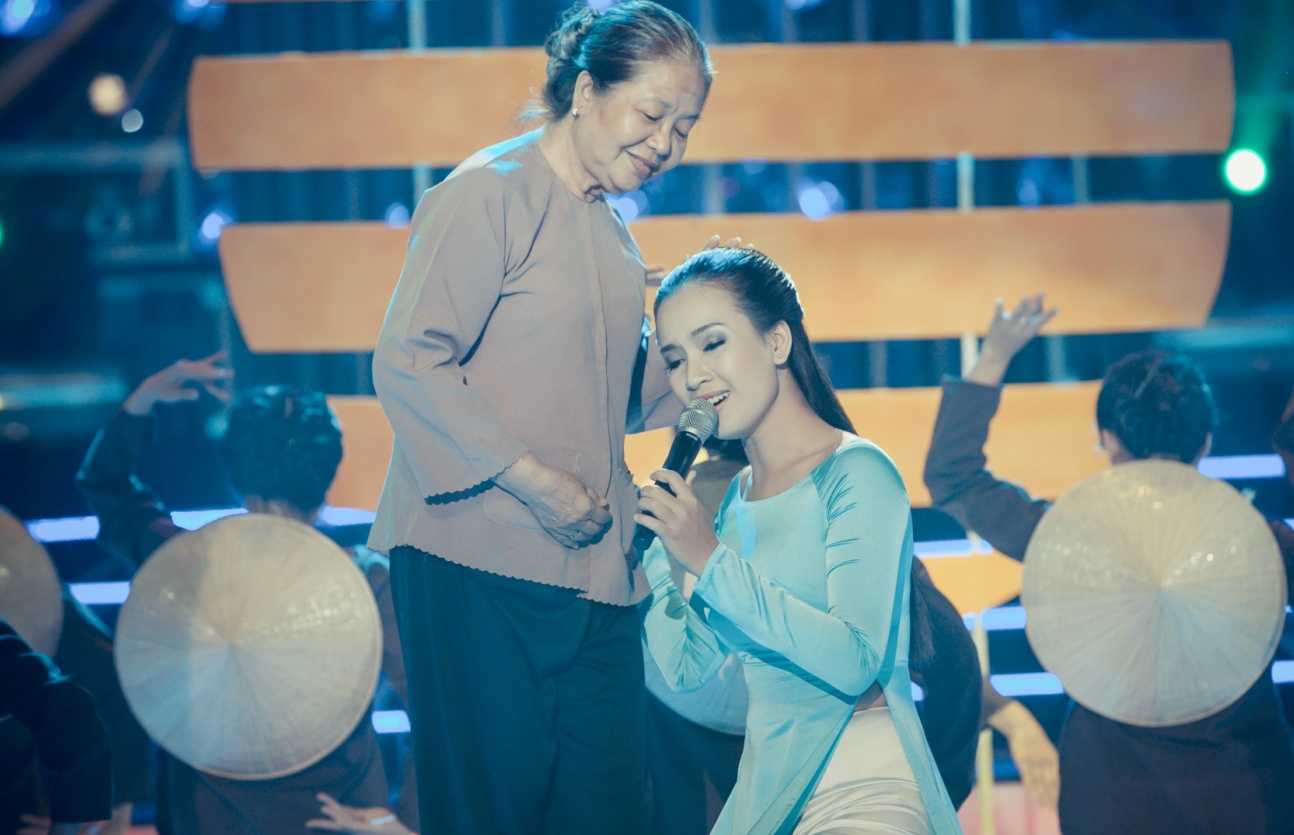 Ai Phuong bat khoc tren san khau vi nho me vua qua doi hinh anh