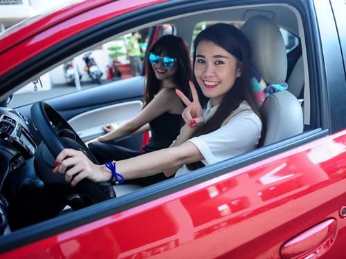 Ngoc Thao lai xe hop dua Si Thanh di choi cuoi tuan hinh anh