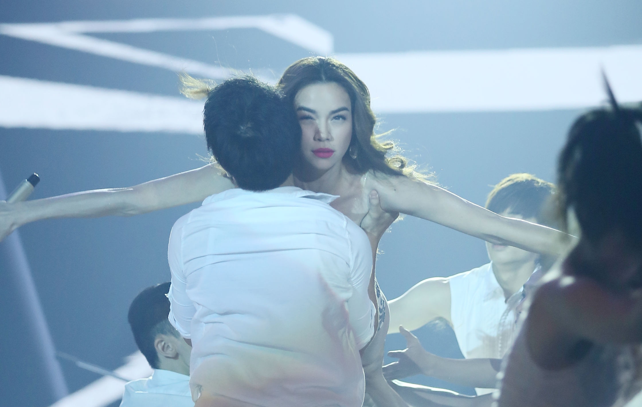 Ho Ngoc Ha goi cam, khoe vu dao nong bong tren san khau hinh anh