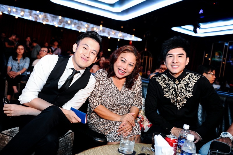 Chiều 29/6, cuộc thi Ngôi sao phương Nam tổ chức buổi họp báo giới thiệu chương trình. Đây là cuộc thi tìm kiếm tài năng ca hát dành cho mọi đối tượng, được tổ chức ở TP HCM và Cần Thơ với 12.000 thí sinh tham dự. Trải qua vòng tuyển chọn, ban tổ chức đưa 48 gương mặt nổi bật vào vòng bán kết. 