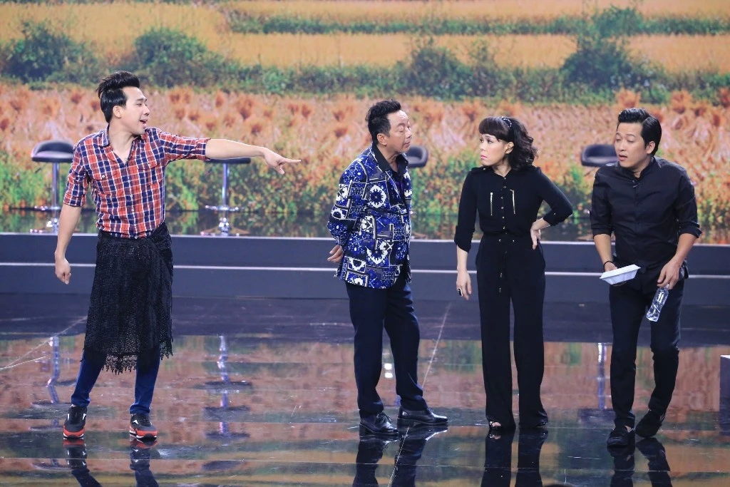 Bị nhầm lẫn giữa ông – bà làm cả 2 phì cười và Hoài Linh phải thừa nhận anh bị “rối loạn tiền đình” khi xem đồng nghiệp diễn. Ở tình huống này, MC điển trai liên tục bị “sàm sở” ngực khiến anh phải hét lên: “Đây không phải beffet mà muốn lấy gì thì lấy nhé”. 