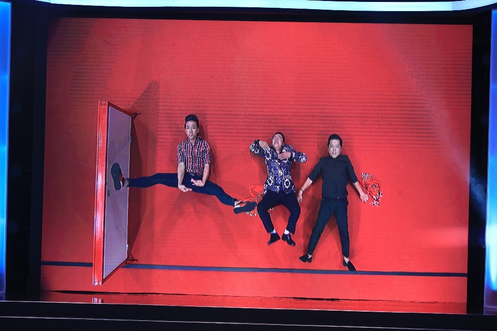 Trong thử thách 2, Trấn Thành – Trường Giang – Khánh Nam vào vai các vũ công và họ phải diễn trên sân khấu nằm. Tình huống này chưa đủ hấp dẫn khán giả nhưng sự sôi nổi của Trấn Thành trong nhiều động tác khó đỡ cũng chọc cười người xem.