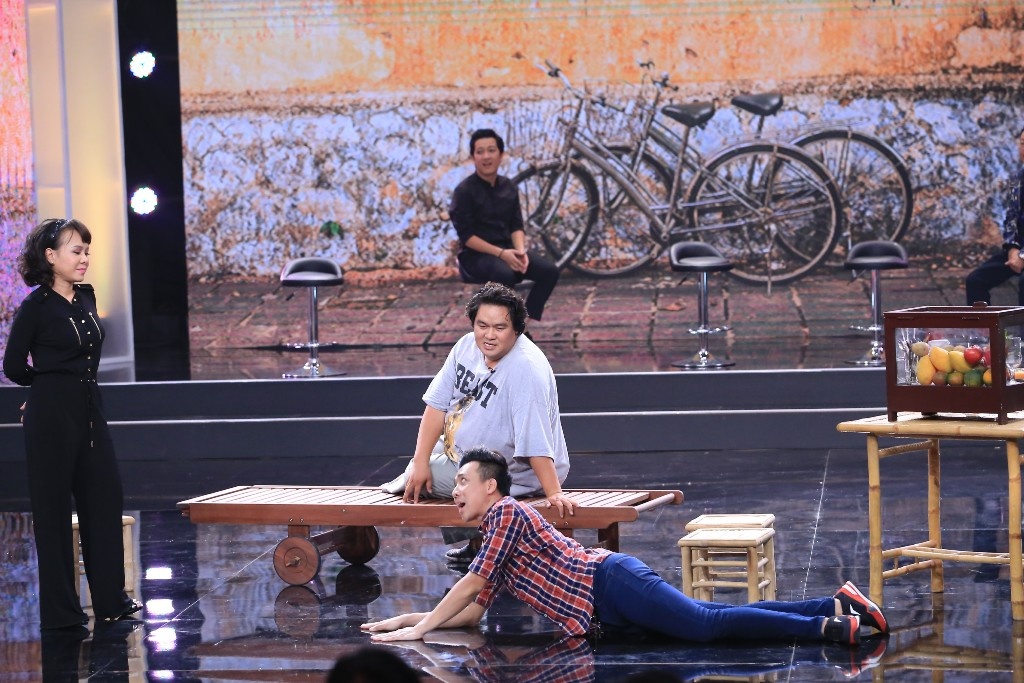 Tình huống thú vị thuộc về thử thách 4 khi Hoài Linh buộc Trấn Thành – Việt Hương – Hoàng Mập phải đứng, ngồi và nằm trong quán sinh tố chảnh. Hoàng Mập vào vai ông chủ quán sinh tố, Trấn Thành là người phụ quán lanh chanh, hay làm bể đồ và ưa nịnh hót. Việt Hương trong vai người khách sang chảnh. 