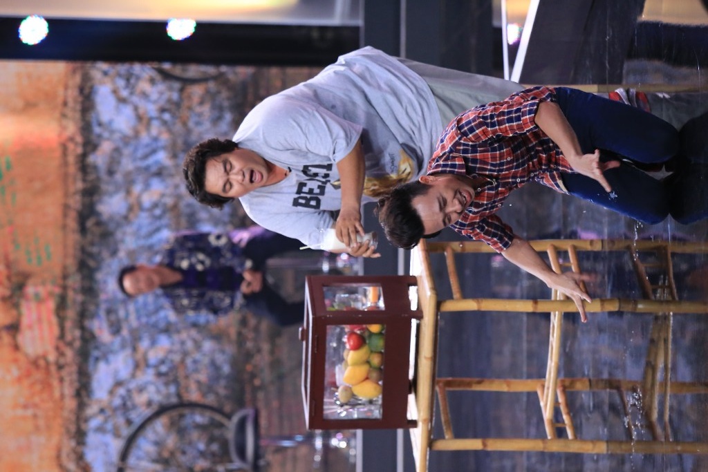 Hoài Linh phải thừa nhận “chưa thấy một nhóm hài nào tự hại nhau như vậy” khi 3 nghệ sĩ liên tục “gài bẫy” trong các tình huống dở khóc dở cười. Việt Hương cố tình thay đổi tư thế liên tục khiến Trấn Thành và Hoàng Mập xoay xở không kịp. 