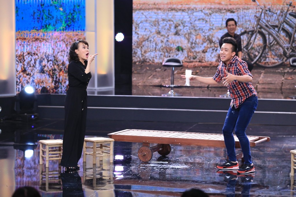 Nhưng cả 2 cũng không vừa, họ mời nữ danh hài hải ngoại uống sinh tố rồi làm đổ lên người cô. Ở thử thách này, 3 nghệ sĩ lăn lê, bò lết trên sân khấu làm khán giả cười ôm bụng.