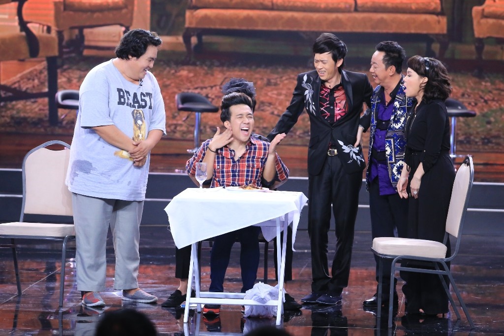 Ở thử thách đôi tay kỳ diệu, Trấn Thành và Trường Giang vào vai giáo sư huấn luyện phong cách quý tộc, Hoàng Mập con của chủ lò heo muốn thành đại gia sang chảnh. Đặc biệt, Trường Giang – Trấn Thành làm thành một nhân vật, người phía trước sẽ giấu đôi tay ra sau, người phía sau sẽ vòng đôi tay ra trước và giấu khuôn mặt sau lưng người bạn diễn. Tuy nhiên, cả 2 liên tục “hãm hại” nhau khi Trường Giang “nắn lồng ngực”, bứt tóc, tát vào mặt Trấn Thành.