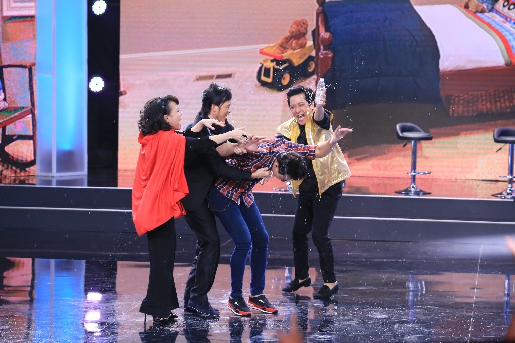 Hoài Linh nhanh nhẹn chuyển hướng tấn công MC vì “bạn khỉ chắc ở chỗ khác tới, phải tắm cho bạn trước”. Mặc dù Trấn Thành chống trả quyết liệt nhưng bộ ba Hoài Linh, Việt Hương, Trường Giang vẫn tìm cách tắm hội đồng.  