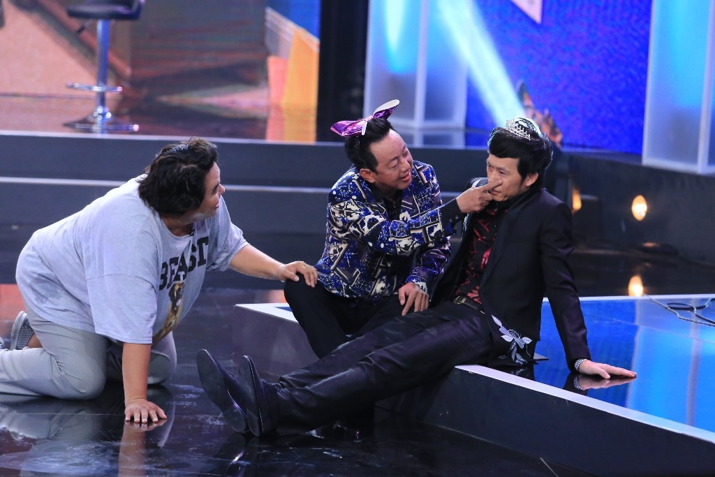 Theo quy định, Trấn Thành thay thế vị trí của Hoài Linh để đưa ra thử thách đặc biệt. Không bỏ lỡ cơ hội “ngàn vàng”, Trấn Thành tạo ra tình huống để “trả đũa” đàn anh. Theo đó, Hoàng Mập vào vai bà mẹ của đứa con gái thích ngược đãi đồ chơi Khánh Nam. Trong thế giới đồ chơi có búp bê bị hư Hoài Linh, siêu nhân Việt Hương và rô-bôt Trường Giang. Họ chỉ được cử động khi con người không có mặt.