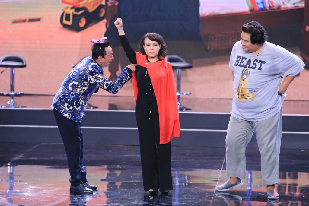 Ở tình huống này, Hoài Linh bị “làm nhục” trên sân khấu.  Khánh Nam trả đũa bằng việc bóp mũi, véo má, bứt lông chân nhưng phải ngậm ngùi “cắn răng chịu đựng”. Việt Hương cũng bị chọc lét ở vùng nhạy cảm nhưng “siêu nhân” lanh trí nên đập vào mặt Khánh Nam. Rô-bôt Trường Giang bị tát mặt, bóp mũi nhiều lần. 