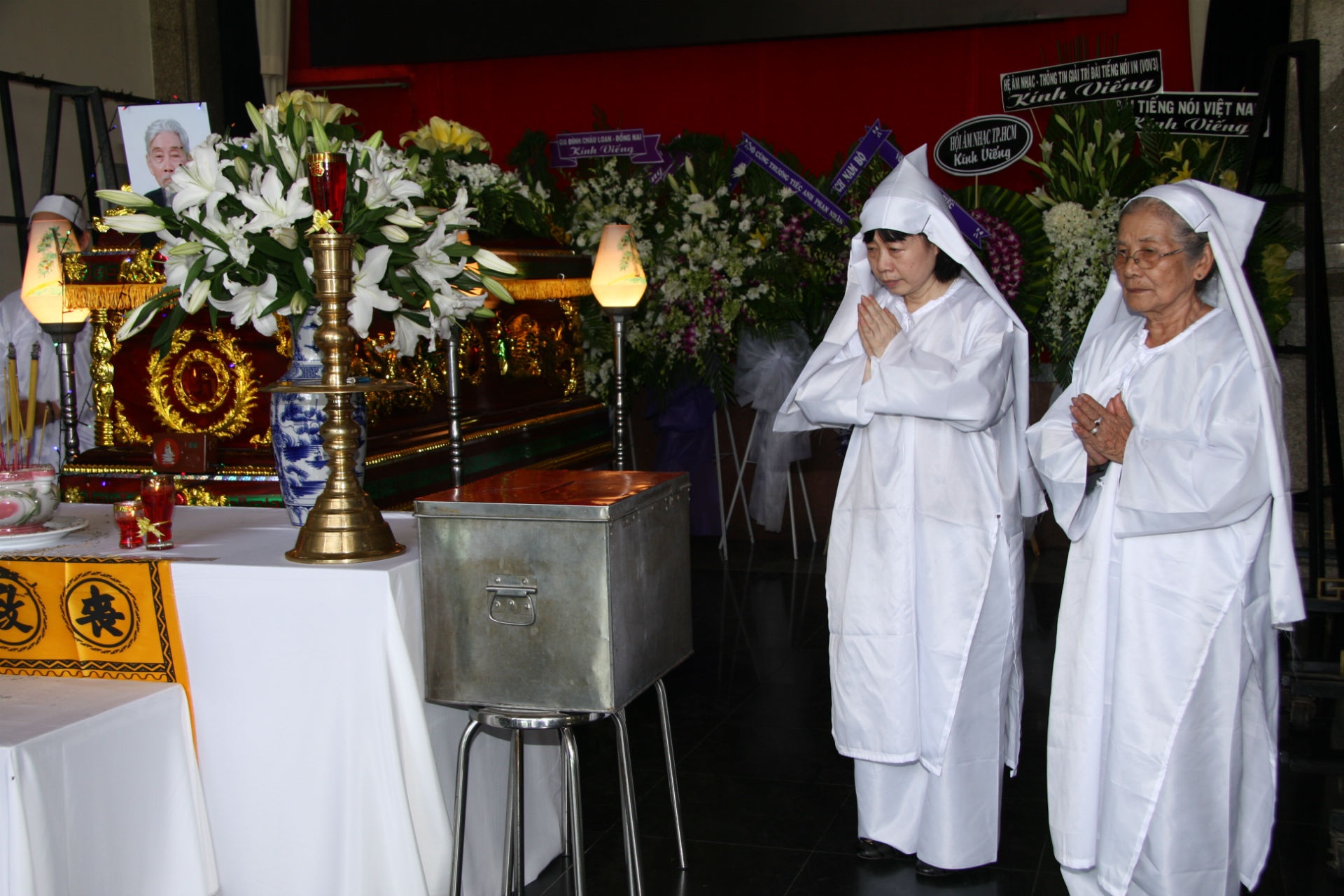 Vợ và con gái bên linh cữu cố nhạc sĩ Phan Nhân. Hai vợ chồng ông sống cùng cô con gái. Có nhiều thời gian gần gũi với cha nên khi ông ra đi, cô không tránh khỏi đau buồn. Trong suốt buổi tang lễ, cô lặng lẽ đứng cạnh linh cữu cha, không muốn rời.