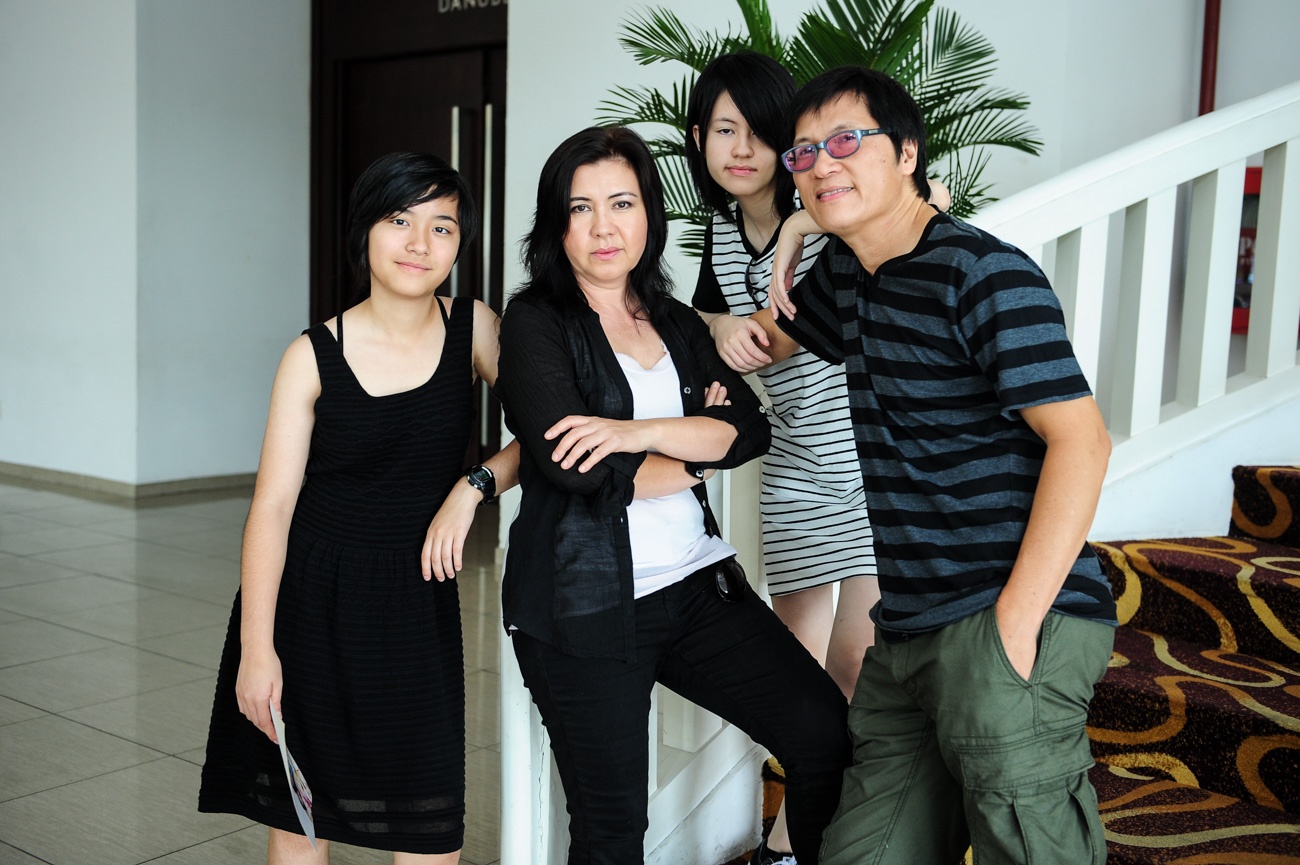 Sáng 1/7, vợ chồng Phương Thảo – Ngọc Lễ và 2 con gái có buổi gặp gỡ báo chí tại TP HCM trước khi live show Dấu ấn của họ diễn ra. Phương Thảo là ca sĩ solo nổi tiếng trước khi gặp gỡ người bạn đời, bản thân Ngọc Lễ cũng là thành viên ban nhạc rock Đen Trắng.