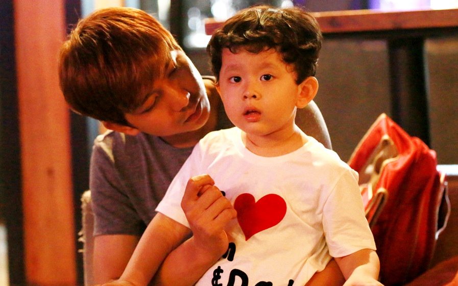 Tim dua con trai di tap hat show Phuong Thao - Ngoc Le hinh anh