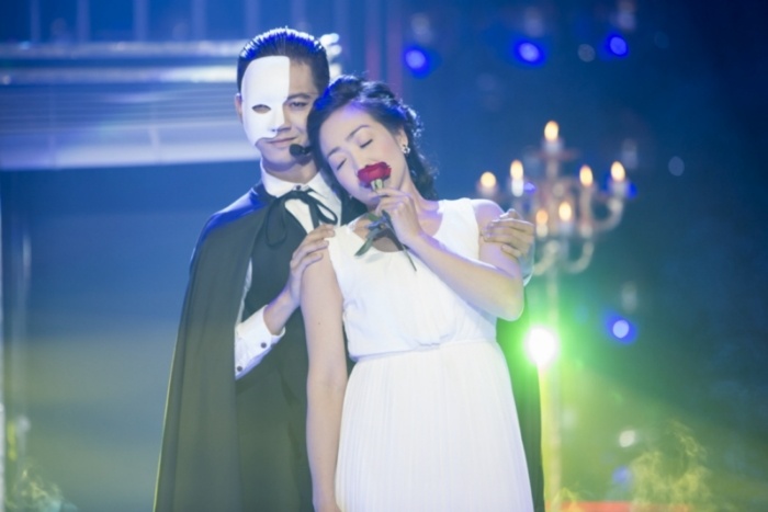 Mai Quốc Việt thừa nhận đóng giả Đức Tuấn trong ca khúc Bóng ma nhà hát rất khó bởi sự ma mị và điêu luyện của phiên bản gốc. “Phù thủy giả giọng” mời Ngọc Tuyền hỗ trợ nhưng anh không có nhiều đất diễn nên khá mờ nhạt. Đức Huy đánh giá “món ăn hơi lố tay một chút, nhưng vẫn ngon”. 