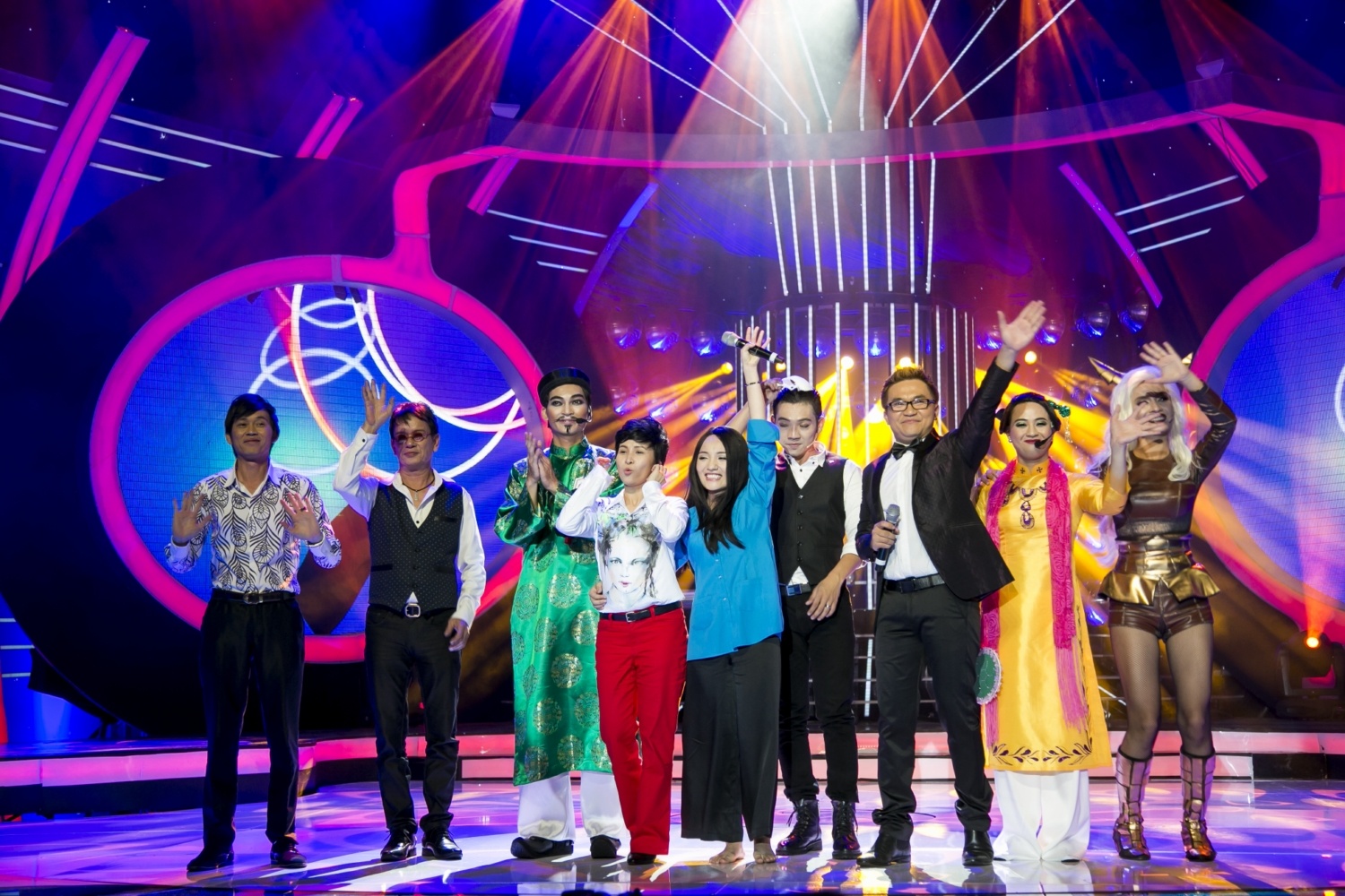 Trong tập 12 Gương mặt thân quen phát sóng tối 4/7, Khương Ngọc và Ngọc Liên không thể có mặt trong top 4 để bước vào đêm Gala vì tổng số điểm của họ thấp nhất sau 12 tuần thi. Nam diễn viên cá tính được mệnh danh là “học sinh cá biệt” bởi anh chỉ chú trọng yếu tố giải trí và thường làm khác đi so với phiên bản gốc. 